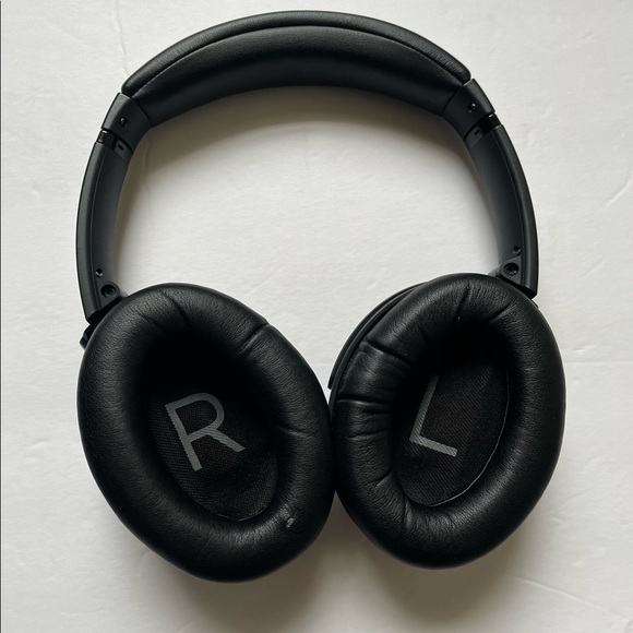 🌟SOLD🌟Bose quietcomfort 45 wireless noise cancelling headphones - Picture 3 of 4